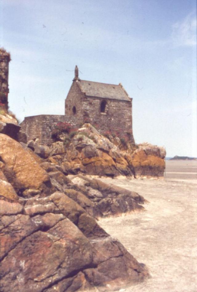 Kapliczka na brzegu