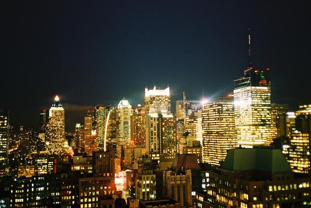 Widok z okna The New Yorker Hotel nocą