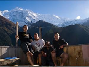 z właścicielem lodży, w tle Annapurna