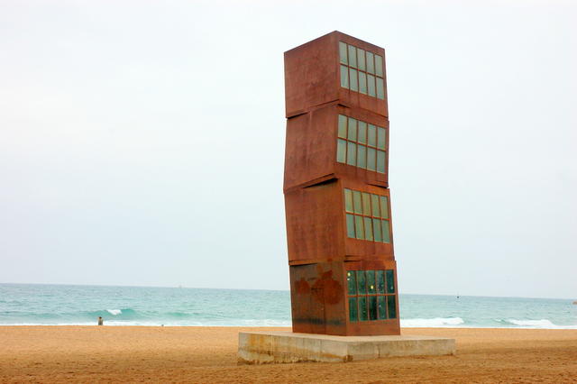 Rzeźba na plaży w Barcelonie