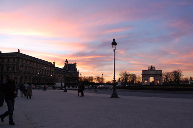 kolejny kicz pod luwrem