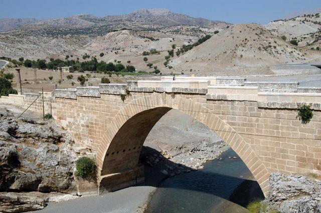 Droga na Nemrut   cendere (11)