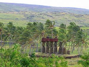 Moai w "kapeluszach" przy plaży Anakenta