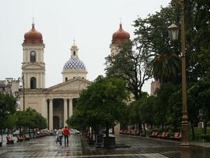 Deszcz na głównym placu w Tucuman