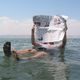 Turysta czytający gazetę nad Morzem Martwym