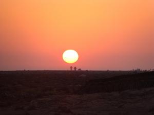 Wschód słońca nad słonym jeziorem Chott El Jerid, Tunezja