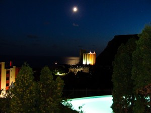 Kavarna - widok z balkonu hotelowego wieczorem