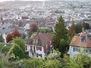 Widok z okna domu na poddaszu przy Greysteinwegstrasse