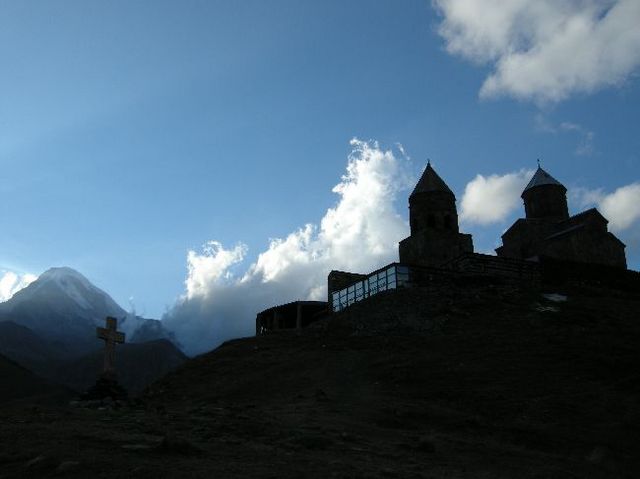 Kazbek, Sameba i nowa chata popa