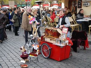 pani o głosie edith. i z małpką. 