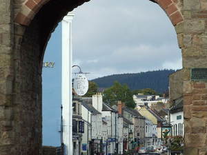 Monmouth... Widok na miasto przez Monnow Bridge
