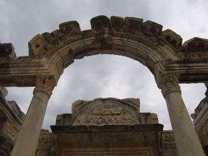 Świątynia Hadriana - łuk