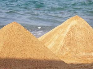 Piramidy na plaży w Hurghadzie