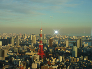 widok na Tokyo Tower z deku obserwacyjnego Mori 