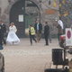 na zamku ludzie robią sobie sesje zdjęciowe po lub przed ślubem