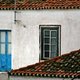 Białe ściany, błekitne drzwi i czerwona dachówka - domy na Spetsai