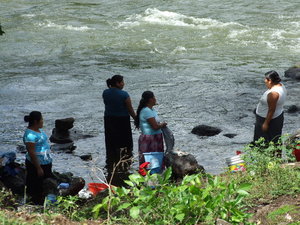 Salto de Eyipantla... praczki nad rzeką