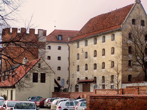 Dawne spichlerze i fragment Bramy Mostowej