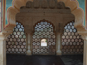 Jaipur - fort amber, widok przez marmurowe kraty