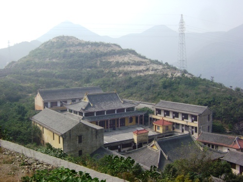 Klasztor wśród wzgórz