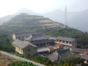 Klasztor wśród wzgórz