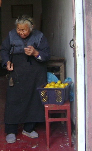 Staruszka z mandarynkami