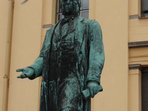 Rzeźba przed uniwersytetem w Oslo