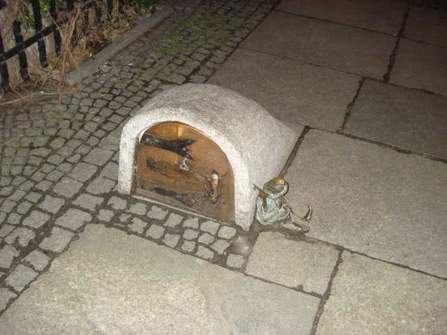 "Śpią pod progiem krasnoludki..."
