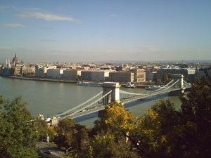 Budapeszt - widok na most łańcuchowy i parlament 