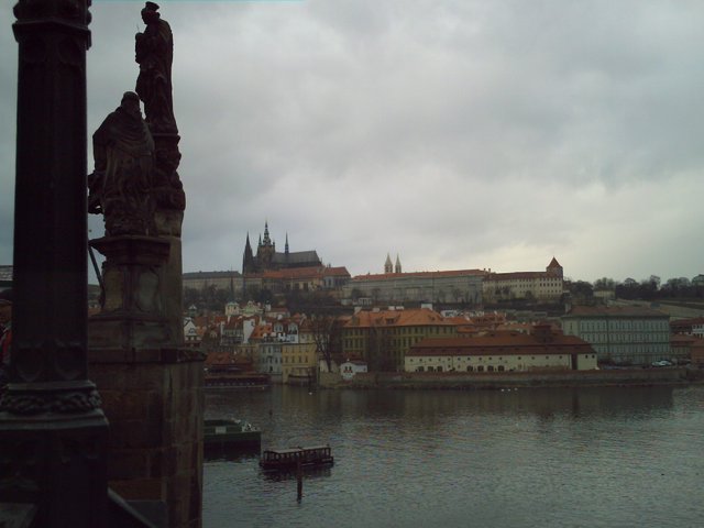 Praga - widok na Hradczany z mostu Karola