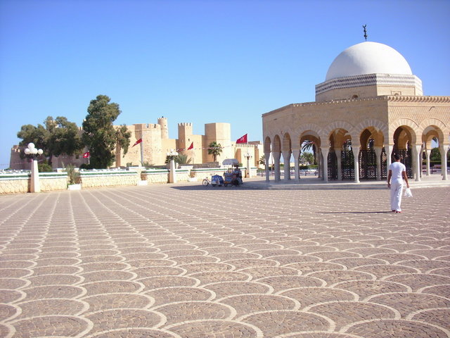 Monastir;    obok Mediny