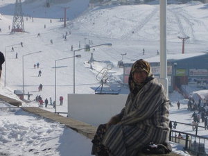 w oczekiwaniu na męża uczącego się zjeżdżac na nartach ("Pocztówka ze stoku")