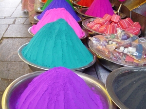 Barwniki w proszku, targ w Mysore