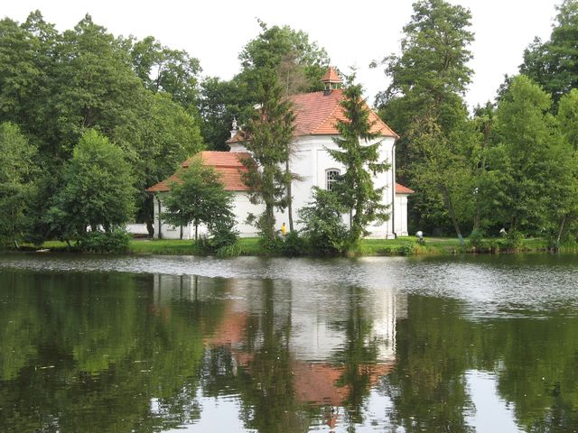 Barokowy kościół filialny "na wodzie" pw. św. Jana Nepomucena