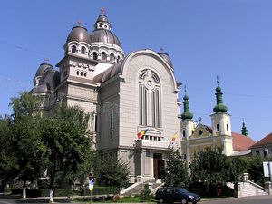 Tirgu Mures katedra prawosławna z kościołem katolickim w tle