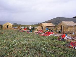 Pływające wyspy na Jeziorze Titicaca, Peru