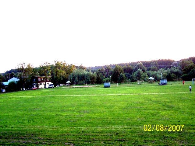 Boisko sportowe nad rzeką Wartą w Konopnicy
