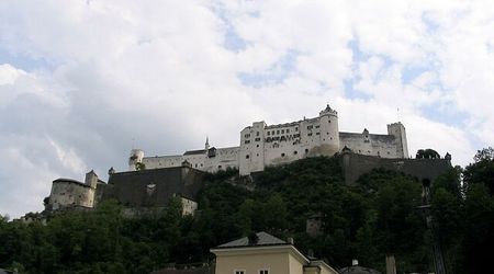 Salzburg widok na zamek Hochensalzburg z placu katedralnego