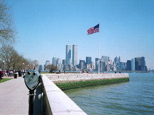 widok na WTC z podnóża Statuły Wolności