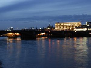 Nocne wędrówki brzegiem Tamizy