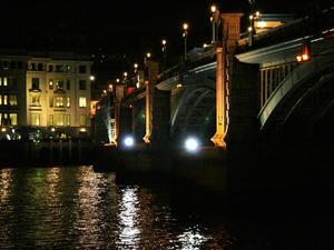 Nocne wędrówki brzegiem Tamizy