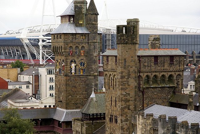 Cardiff zamek ze stadionem w tle