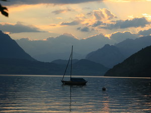 Wieczorny widok na jeziora w Interlaken