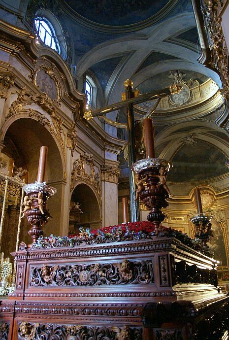 Madryt bazylika San Miguel oltarz z krucyfiksem gotowy do procesji