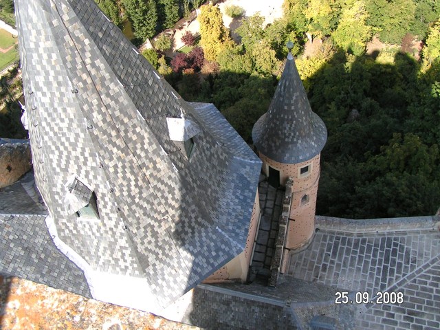 widok z wieży Torre de Juan II na szpiczaste wieże Alkazaru