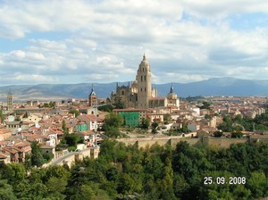 cudowna panorama Segovii widziana z wieży Torre de Juan II