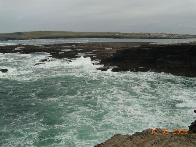 klify w Kilkee, IRLANDIA