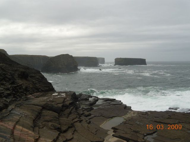 klify w Kilkee, IRLANDIA