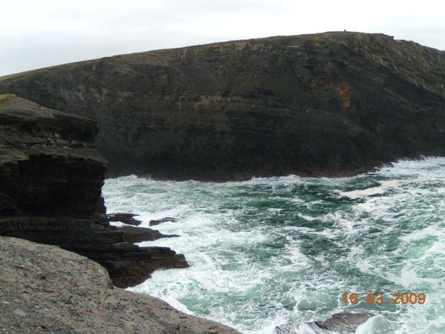 klify w Kilkee, IRLANDIA