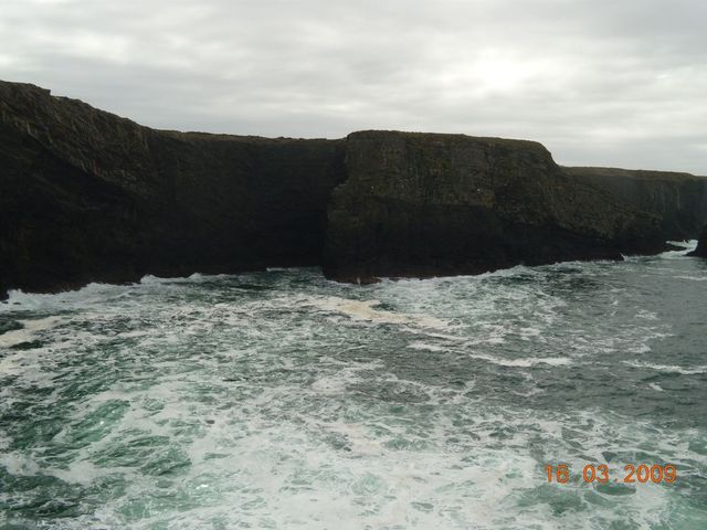 klify w Kilkee, IRLANDIA